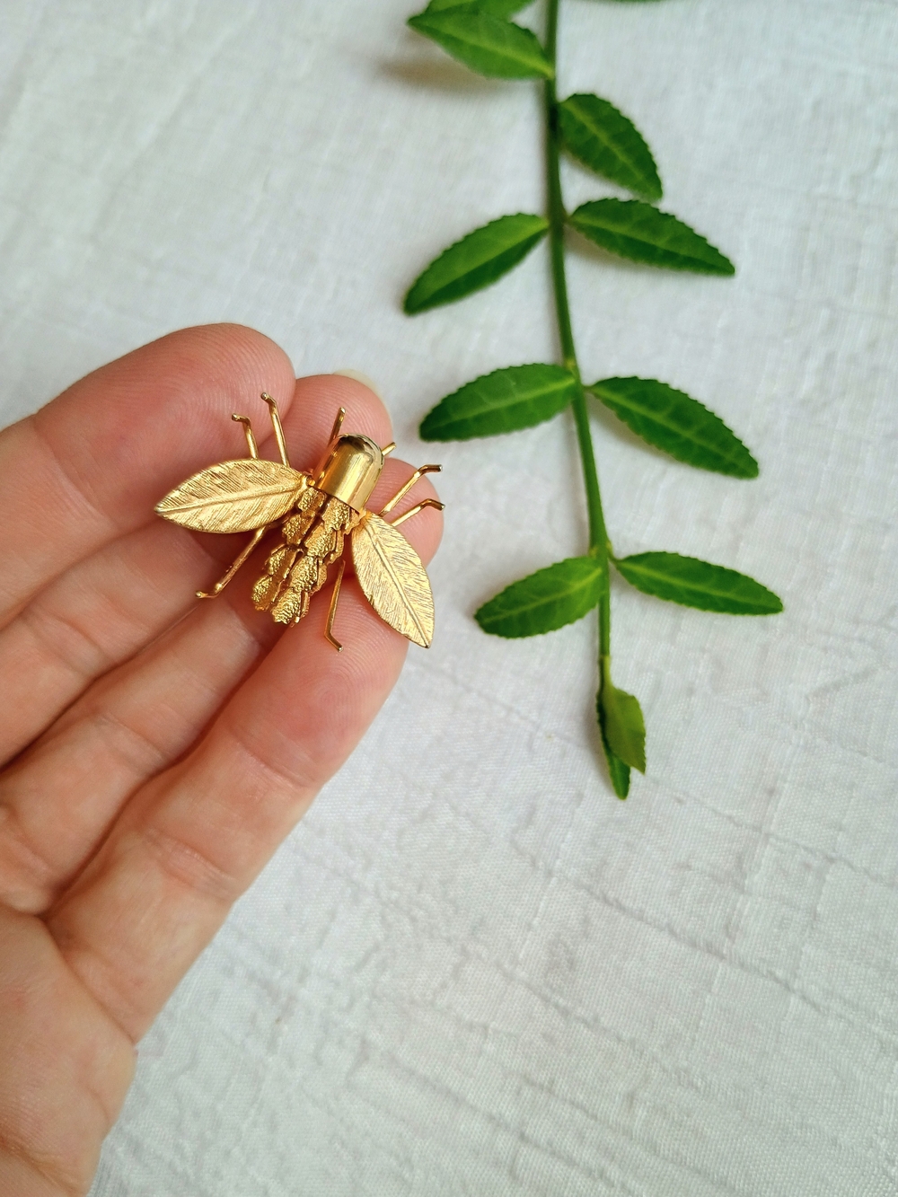 💚 FAIRY CORE 💚 VTG Small Gold Tone Bee Brooch, Whimsigothic Vibes, Eclectic